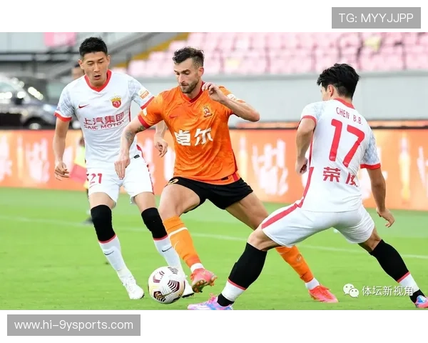 中国足球联赛再掀波澜，豪门球队争冠形势日益复杂